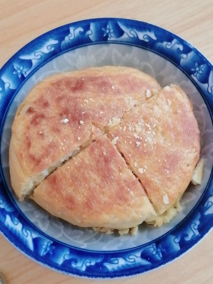 焙子是呼和浩特的一道特色主食，从小吃到大，吃不腻的那种，品种繁多，甜口的，咸口的