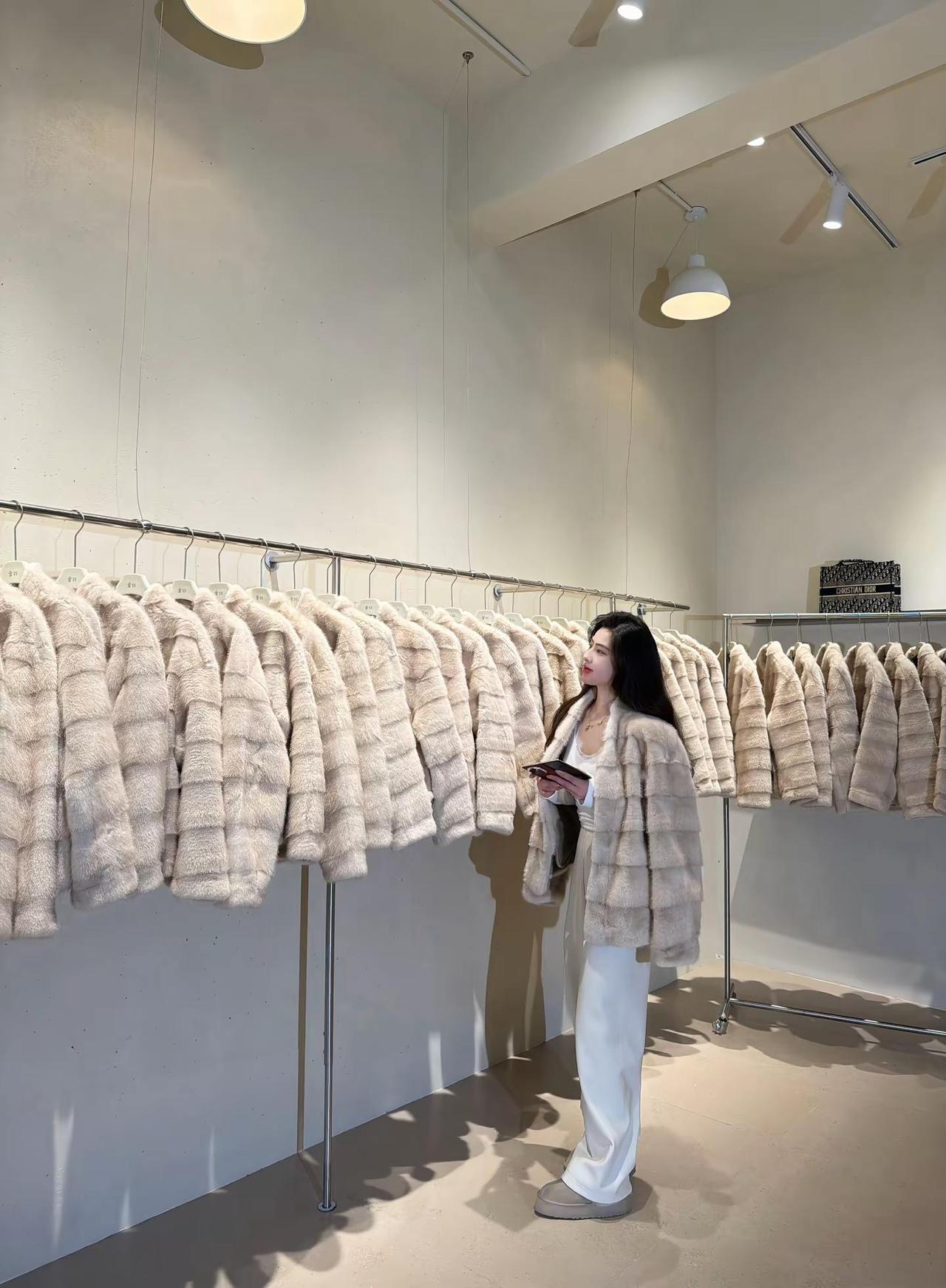 不卑不亢 不破不立  保护自己最佳的方式  就是从不高估自己在别人心中的分量服装