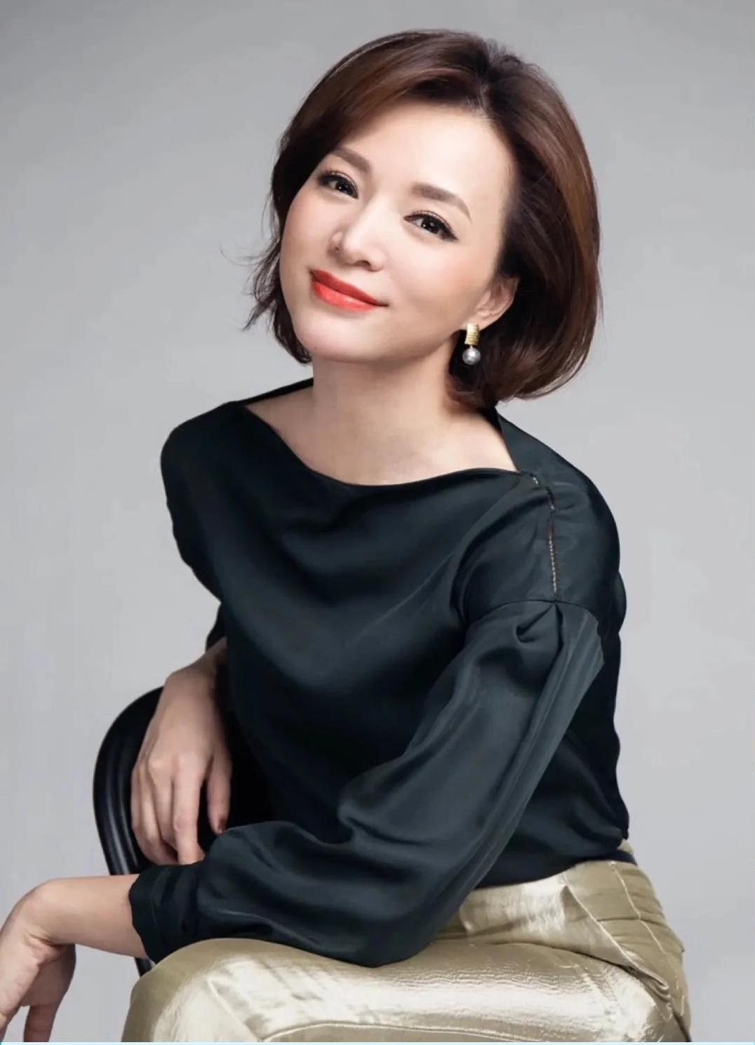 提及董卿的作风，最鲜明的标签便是专业与坚守。二十余年主持生涯中，她以极致敬业诠释