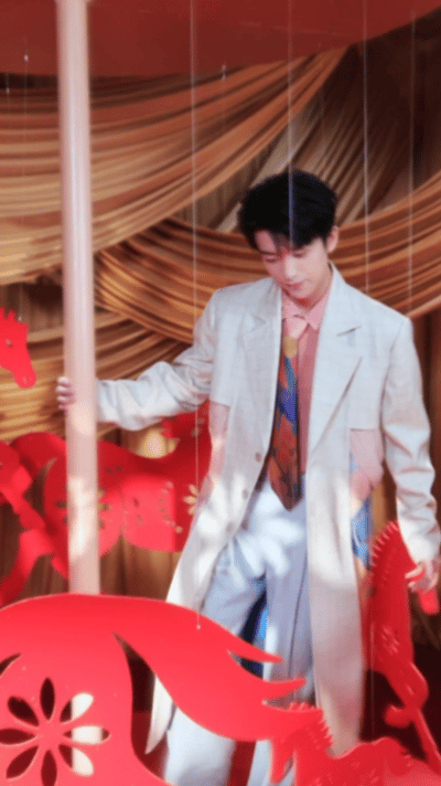 别人坐旋转木马黄子弘凡自转木马江苏卫视春晚 黄子弘凡玩旋转木马主打一个沉浸式体验