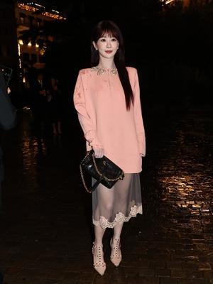 明星时尚活动造型
最近，杨紫现身意大利罗马巴贝里尼宫
亮相Valentino20