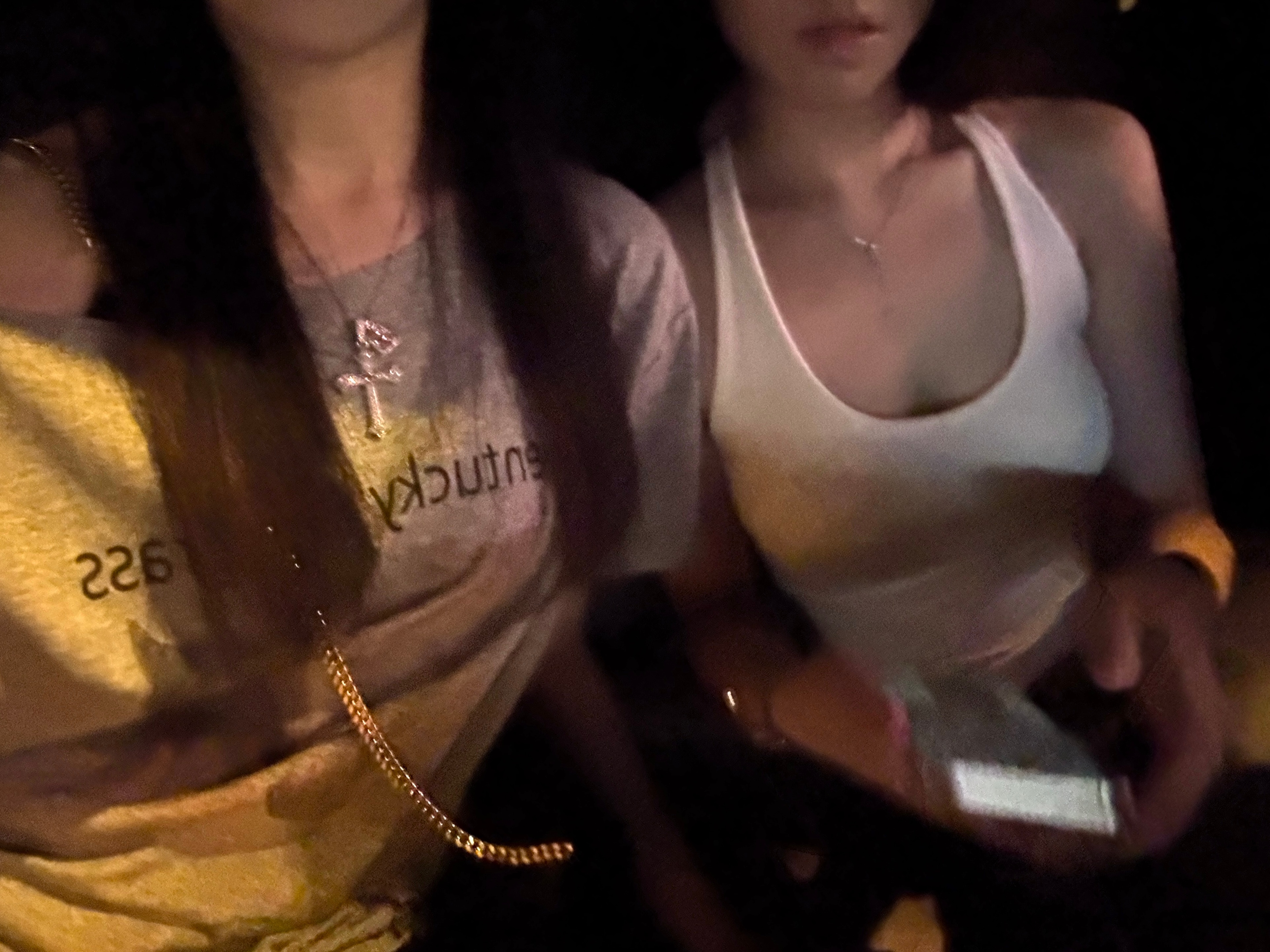 握紧你的手 不怕夜更迭