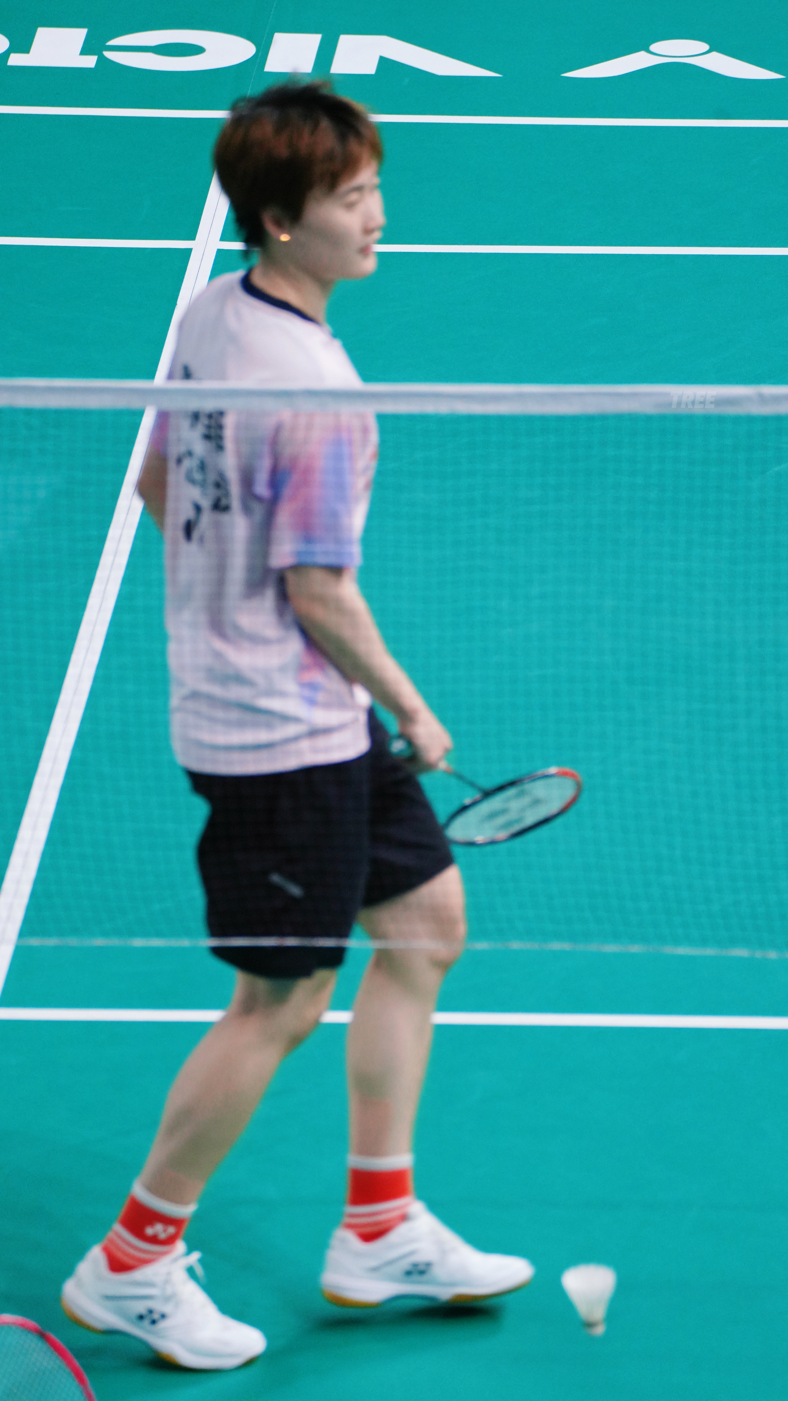 虽然一塌糊图，但是被耳钉闪到了 