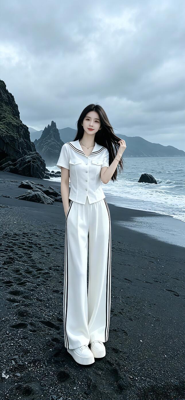 海边少女穿搭指南：白色水手服+宽松长裤，轻松自在，海风轻拂，尽享夏日时光。