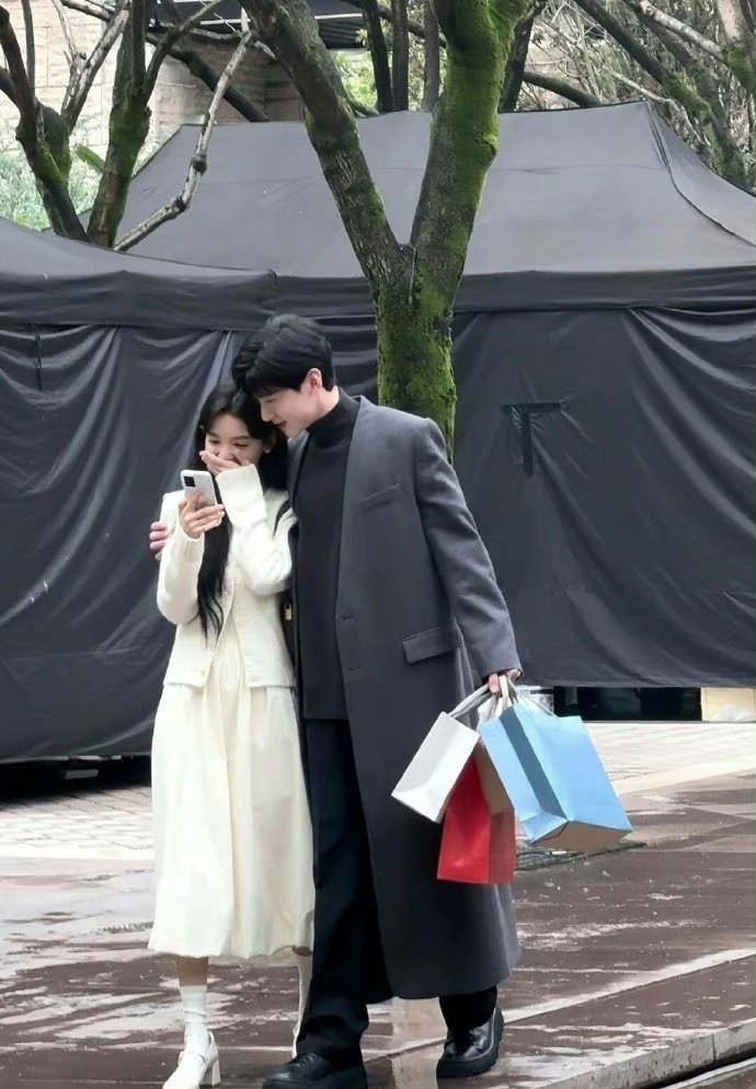 难哄服化道在内娱算是比较优秀的，就是白敬亭的颜值…… ​​​