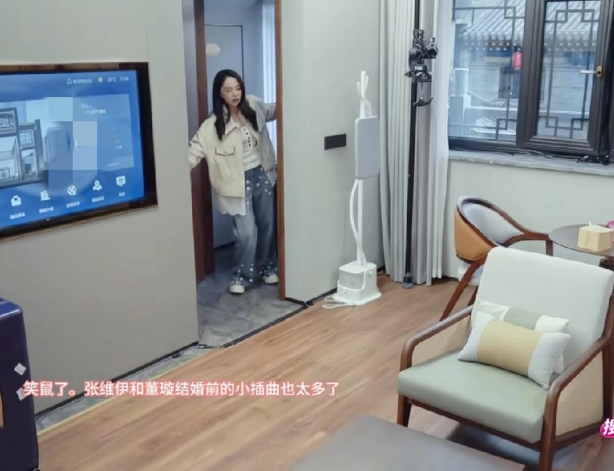 张维伊这也太“抓马了，”把自己和董璇成亲当天的婚房订成了三人间，推开门进去有两张