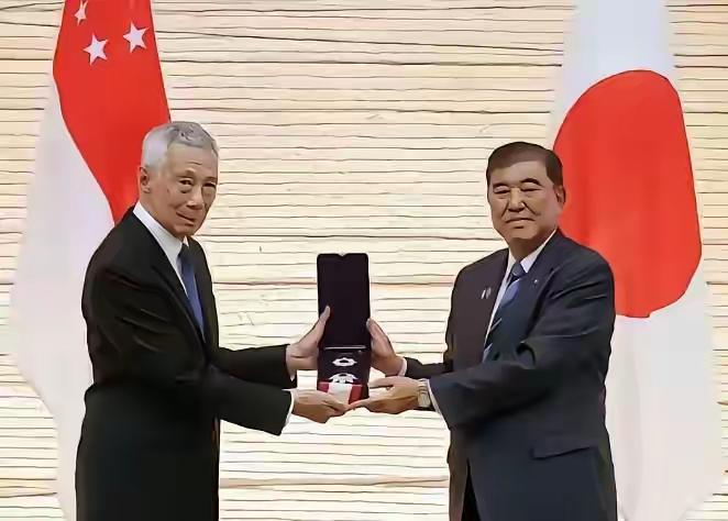 李显聋:
感谢你们的器重和赏识，授予我旭日勋章。
石破帽:
李桑，你为日新亲善和