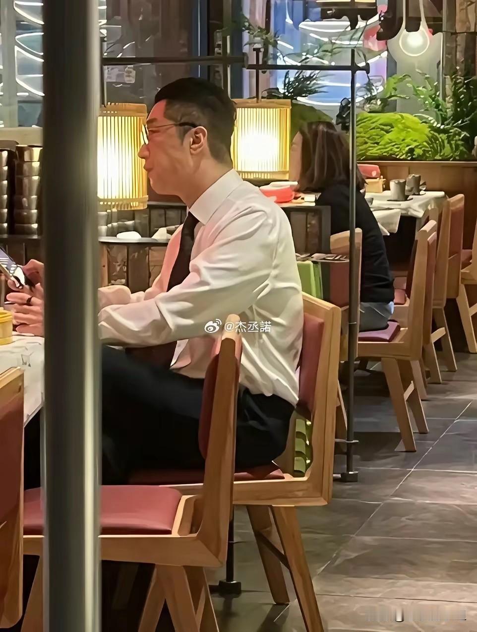 这个香港著名男演员出演过很多电视，一时想不起来名字了！