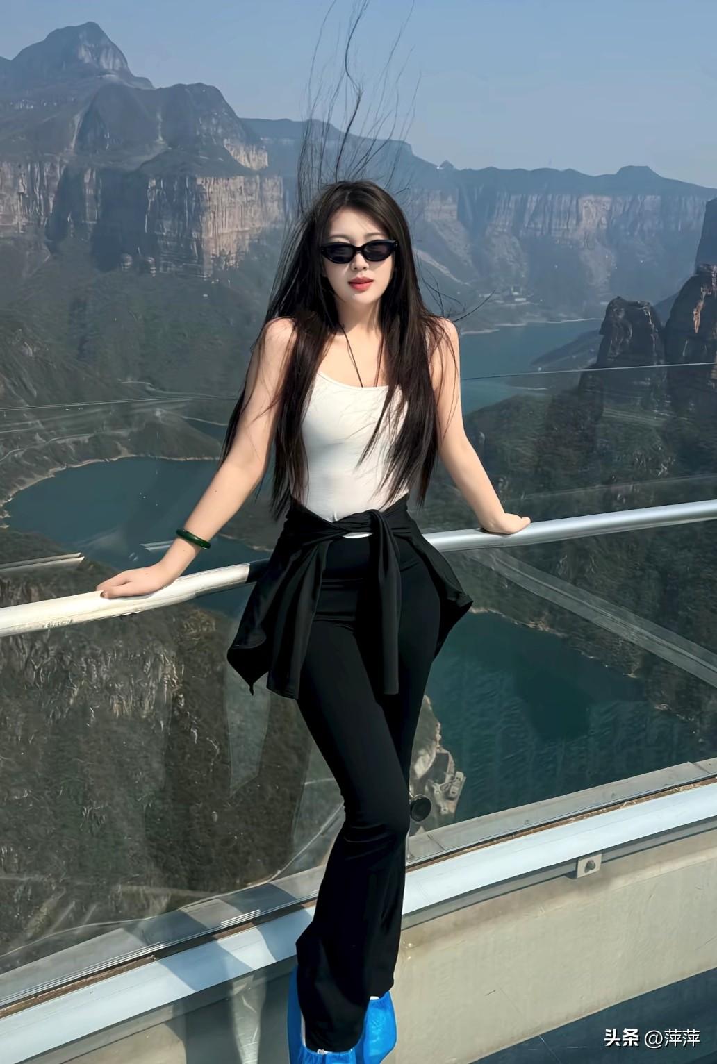 太行崖顶，一眼山河
 
站在宝泉崖天下的玻璃观景台，南太行的壮阔尽收眼底。脚下是