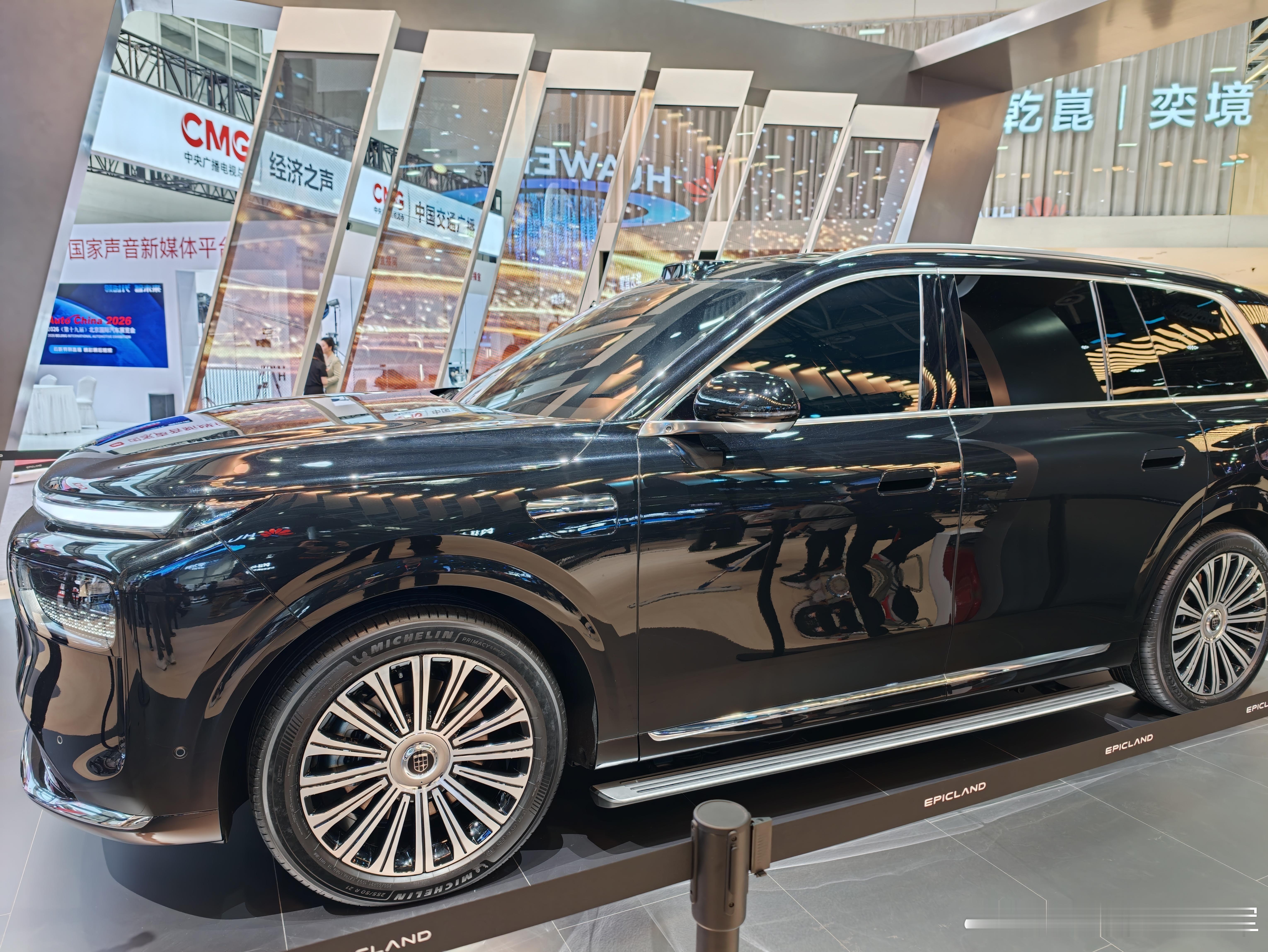 华为奕境X9实拍来了，这车看着跟岚图泰山的尺寸差不多，大家觉得咋样新车首报