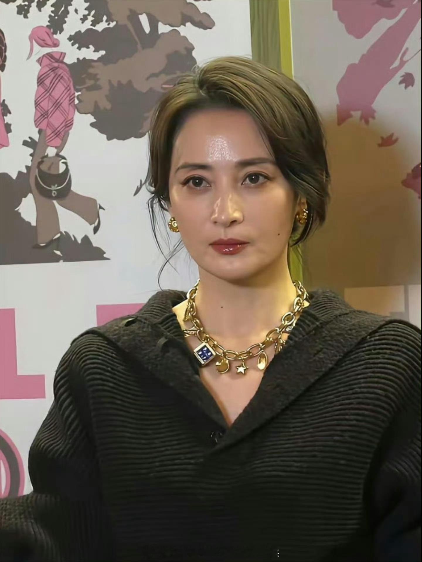 蒋勤勤的脸真能经得起时间考验，年轻时候就美得很惊艳，现在照样如此，皮相骨相太优越