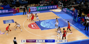 徐昕太高难防范，宏远开局醉犀利是王洪泽，打得不是一般积极

徐昕机动性太差，力量