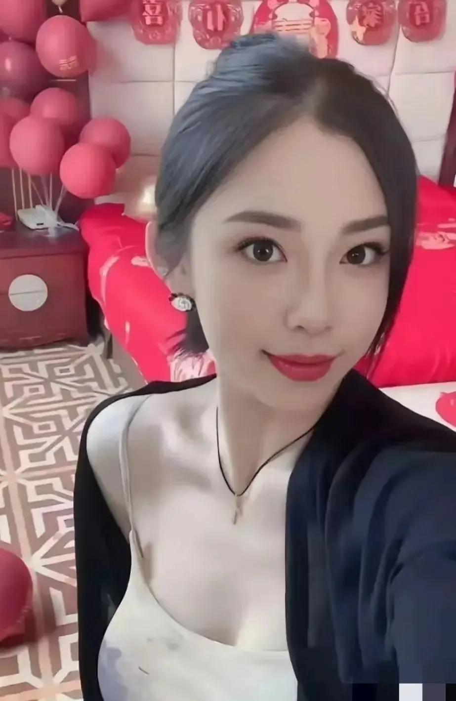 婚礼的钟声即将敲响，宾客们陆续入场，目光不由自主地被一群美丽的伴娘所吸引。她们笑