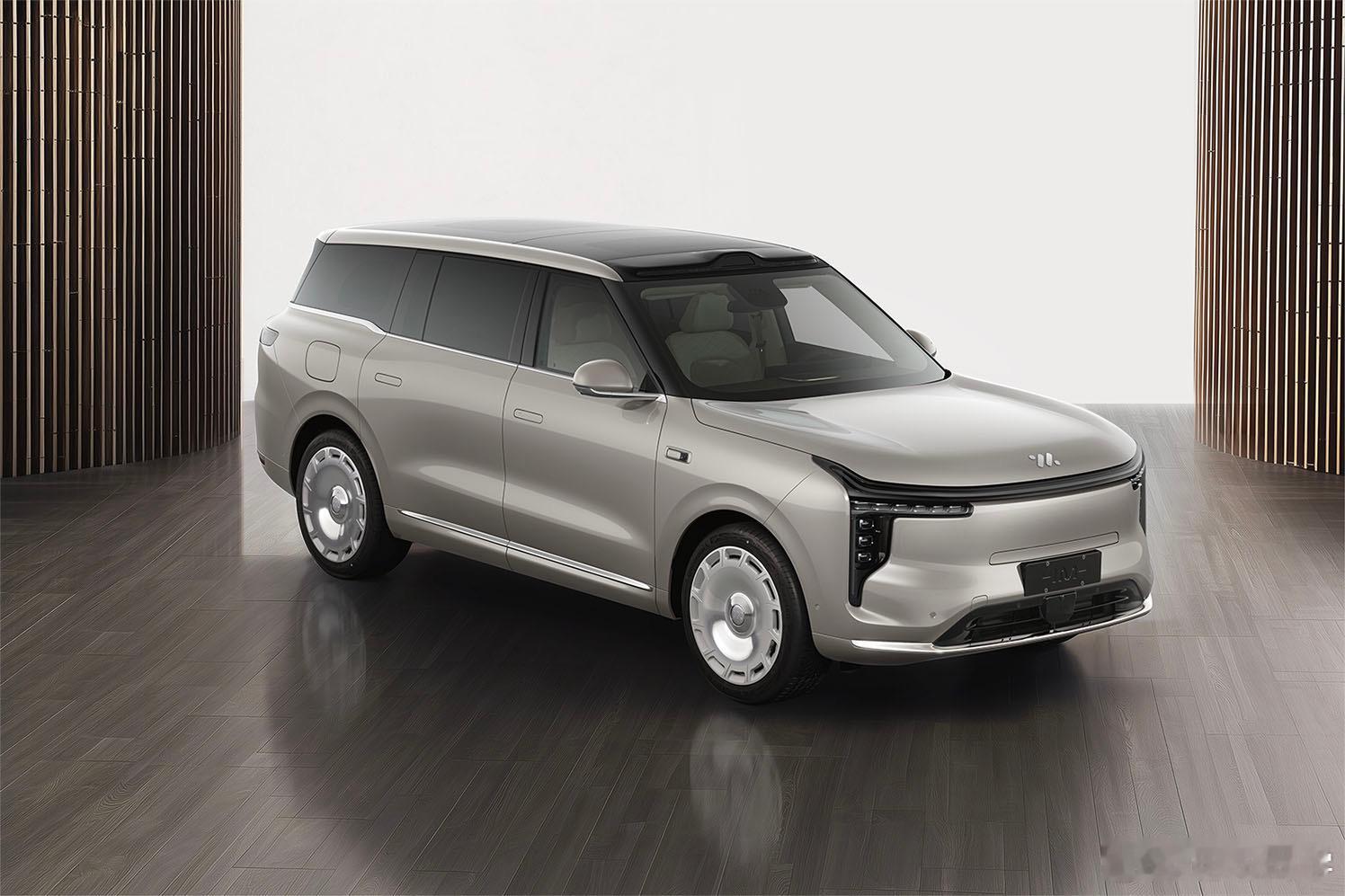 智己的大 6 座增程 SUV，接近 5.3 米的车长，超过 3.1 米的轴距，真
