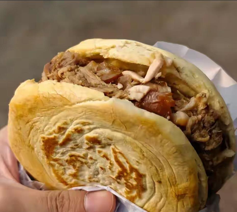 一个协会把“肉夹馍”注册成商标，向全国几百家小店索赔。有一位被告王某没有选择和解
