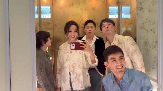 李鸿其王紫璇官宣结婚后首露面李鸿其王紫璇官宣结婚后首露面，两人站一起气场好搭，甜