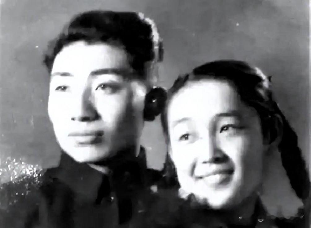 1950年9月，工程兵战士姜士民即将奔赴朝鲜战场。出发前几天，女友拦着他大哭：“