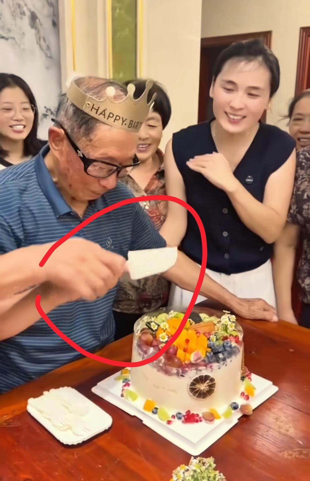 现在全网最糟心的人就是瑾汐了吧！
不是因为生日没办排场，也不是因为直播没人气而是
