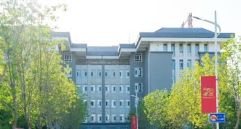 咱们不聊那些高高在上的顶尖名校，来聊一所极具性价比、闷声发大财的宝藏高校——北京
