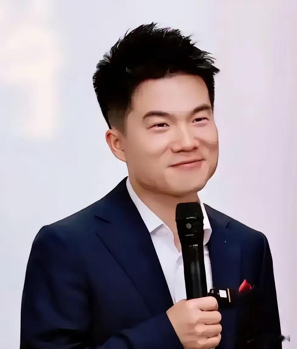 董宇辉说，我把大话西游看了至少不下500遍以上，我当时喜欢看，大话西游，小时候看