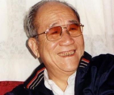 1950年，随着一夫一妻制的颁布，侯宝林召开家庭会议 ，看着泪流满面的三个老婆，