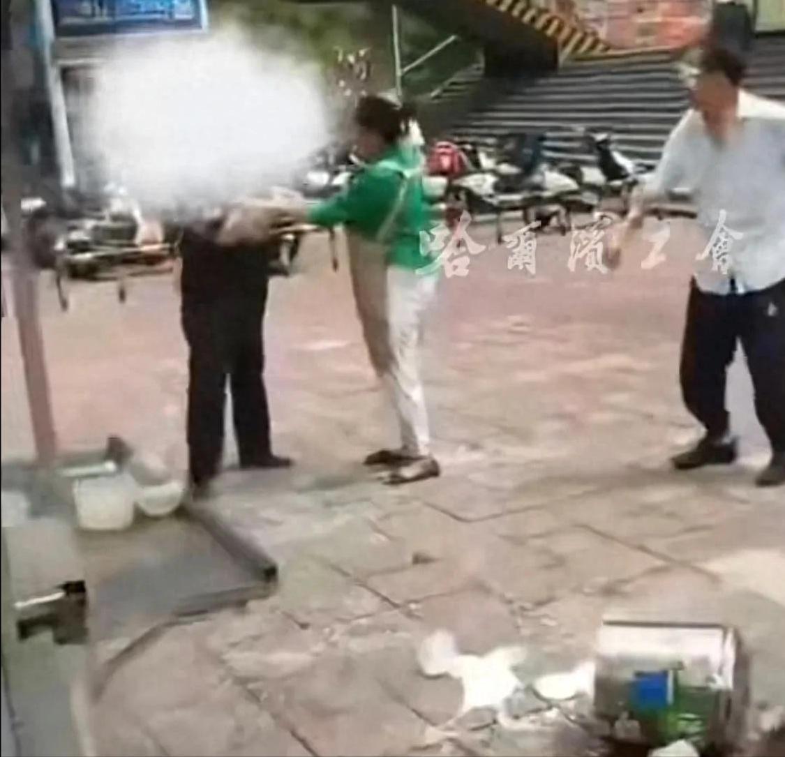 “何必呢？”10月15日报道，万达广场保安打伤摆摊女子，经理：外包人员，已被拘留