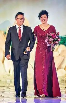 这是郎平的二婚，铁榔头找了一位教授叫王育成，觅得真爱，梦圆成真…
郎平魔都变形记