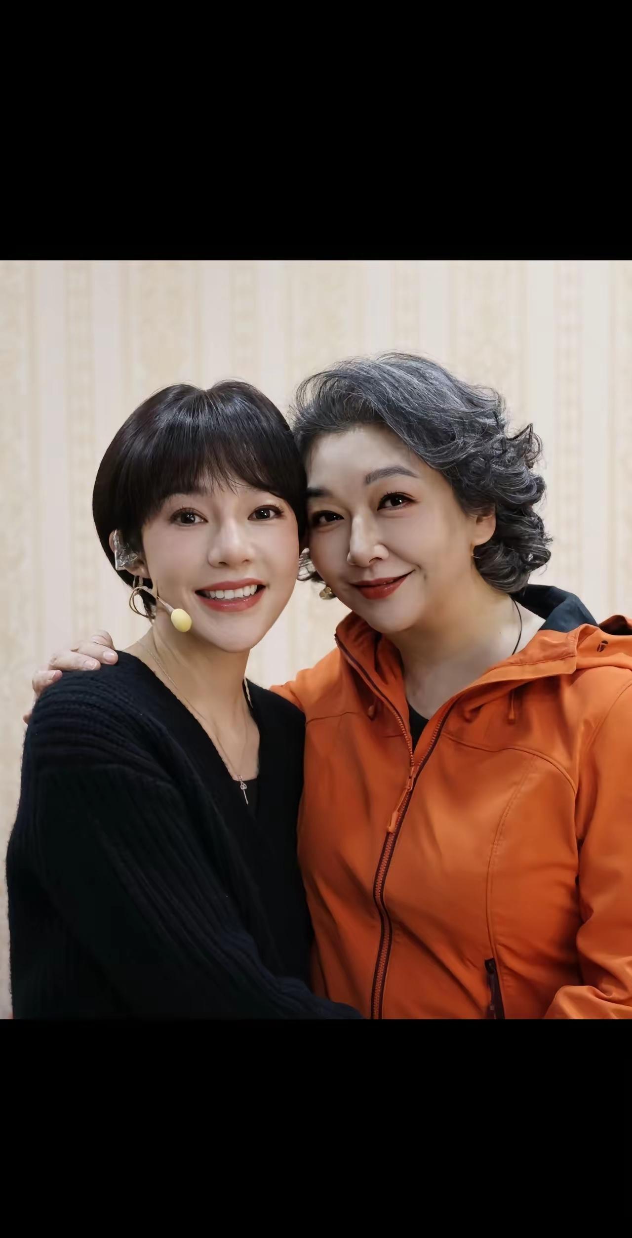 江珊演出老公探班，与同事合影留念，温馨甜美！
江珊穿橘红色休闲外套，留着短发，头