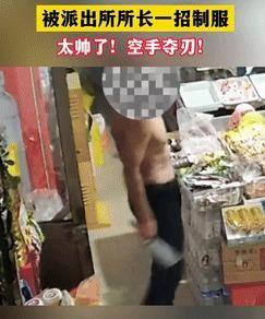 21号晚上，一家便利店突然来了个光膀子醉汉，手里还拿着把菜刀，顾客们都吓坏了。 