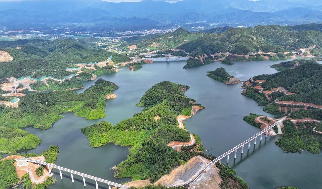小满水盈高峡平湖 椒花水库润泽湘东
 
小满时节，达浒镇群山环抱间，椒花水库碧波