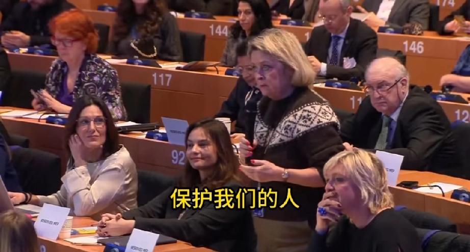 丹麦记者带着愤怒问北约秘书长：我们说话要讲事实，现在格陵兰岛周围一艘东大或俄罗斯