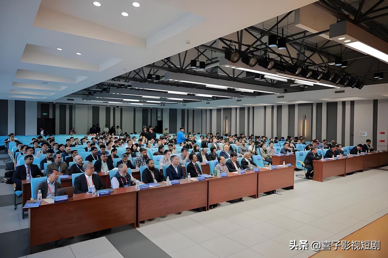 200多位院士专家齐聚哈工程的盛况，最初被不少网友误传为只为纪念“时代楷模”杨士