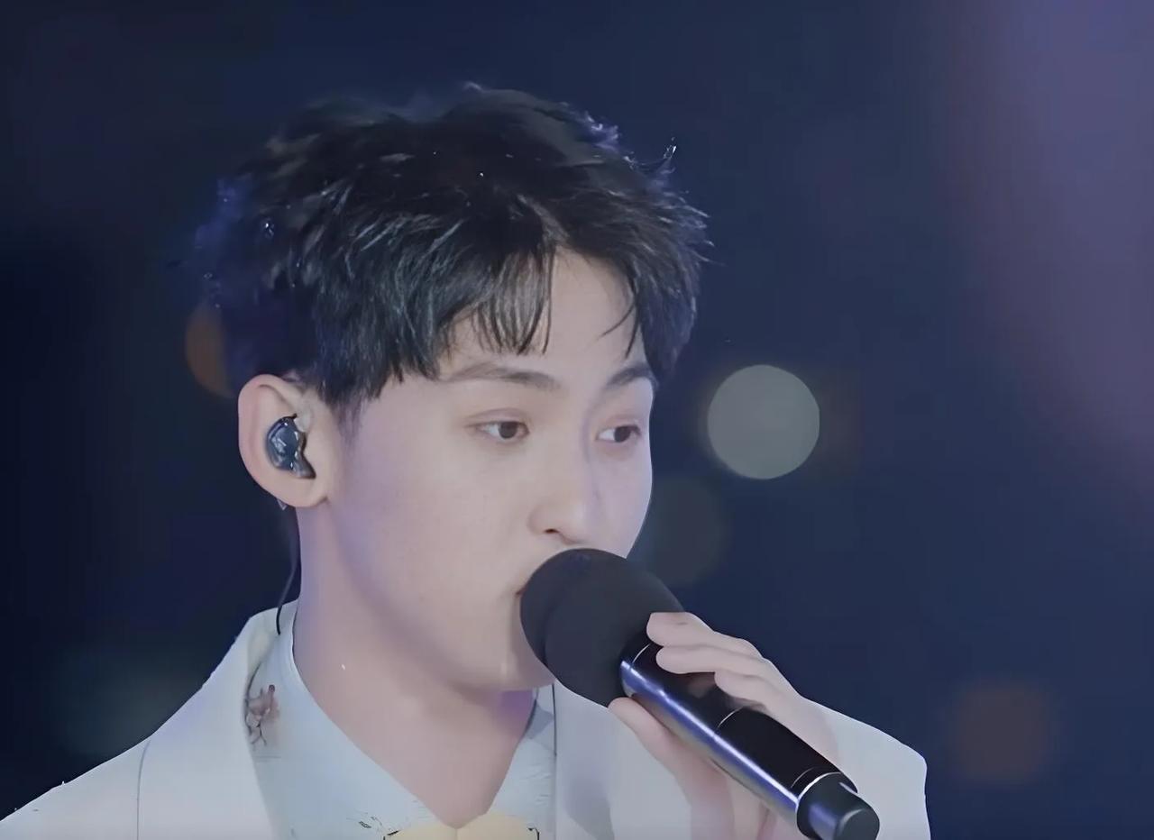 2025年8月，唐九洲与李晋晔在南昆山体验山地卡丁车时，竟被一位10岁小女孩在弯