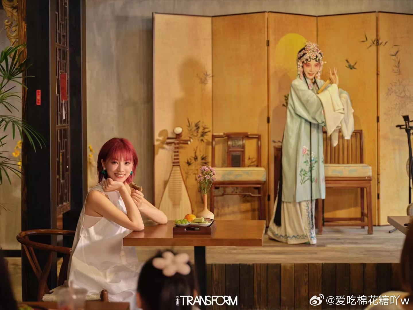 黄灿灿在昆山歇马桥拍摄杂志黄灿灿羽毛眼妆把日常过成温柔的清欢，羽毛眼妆点缀眉眼，