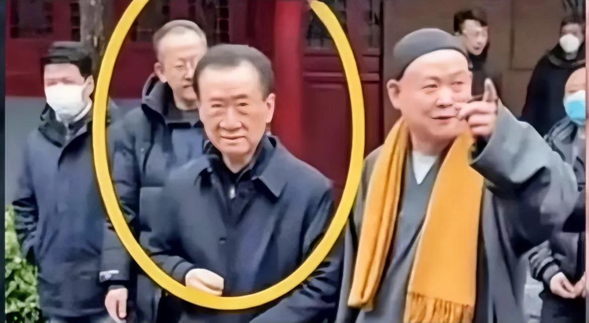 “69岁的王健林近日现身寺庙，骨瘦如柴，状态低迷。

因为出售海外投资的项目和酒