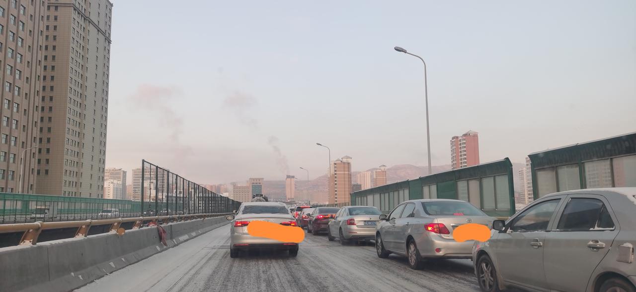 11月18日早晨，西宁上班族注意了，西宁北过境高速路面结冰严重，路面和镜面一样光