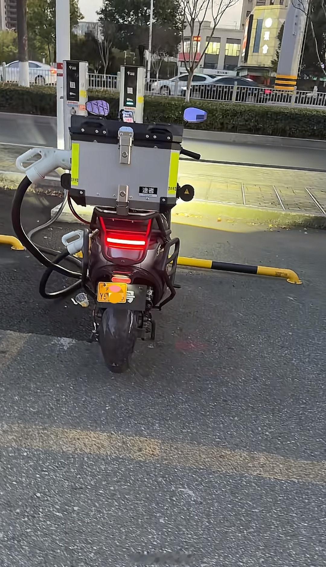 电摩改装的双枪充电，续航四百多公里… 