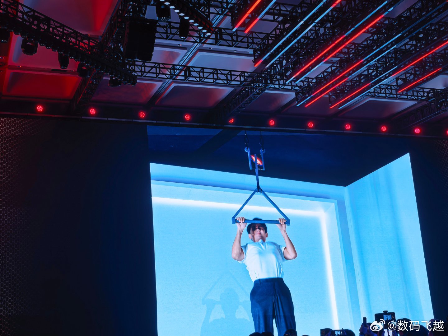 荣耀magic v6 发布会太会整活了现场电钻、引体向上就来了这也太直观了得，赶