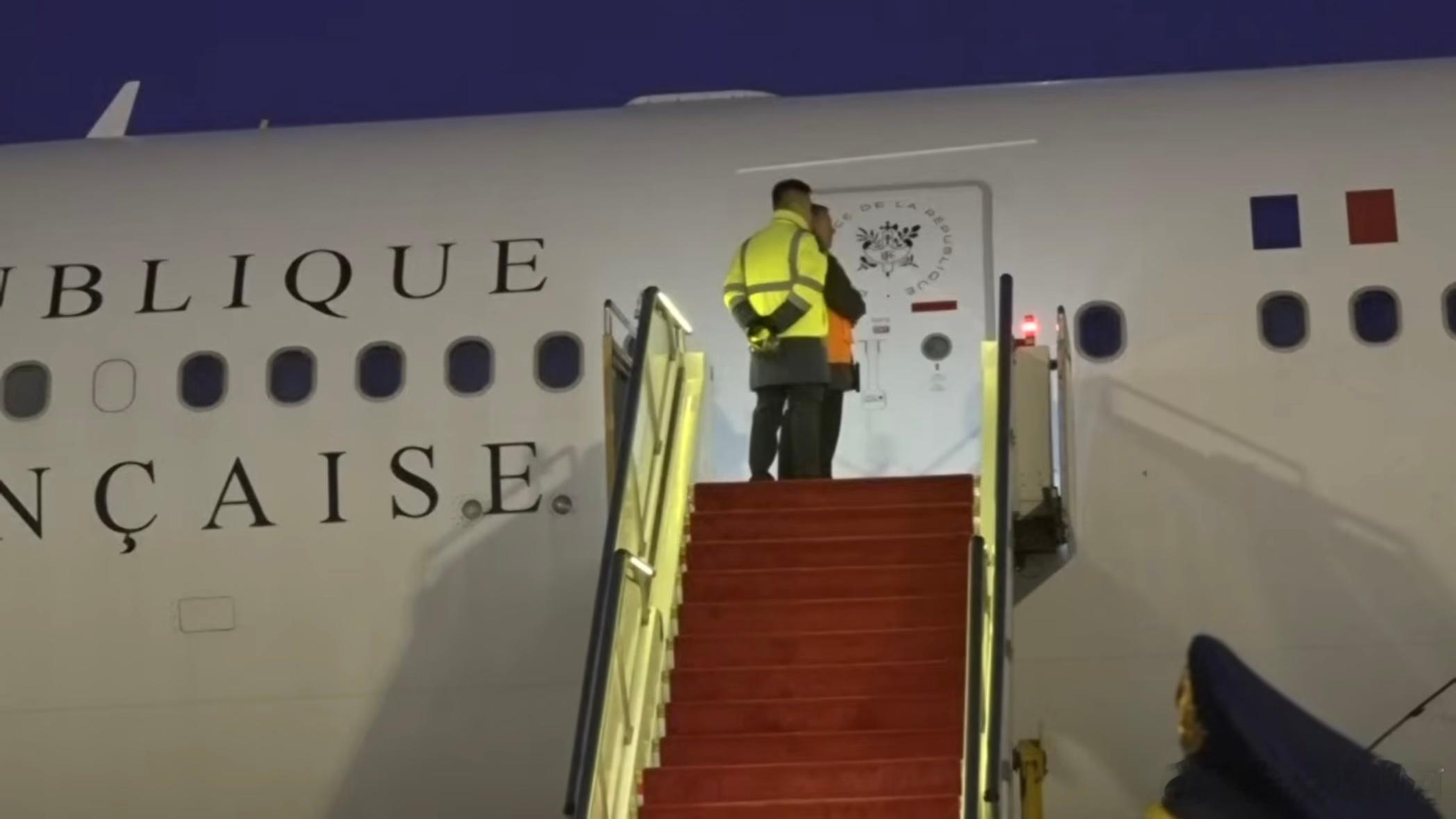 马上出舱！马克龙访华