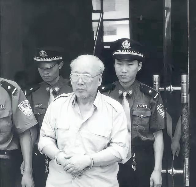 1999年，检察人员一脚踹开大门，一个古稀老头正在与寡妇温存，只见他淡定提起裤子