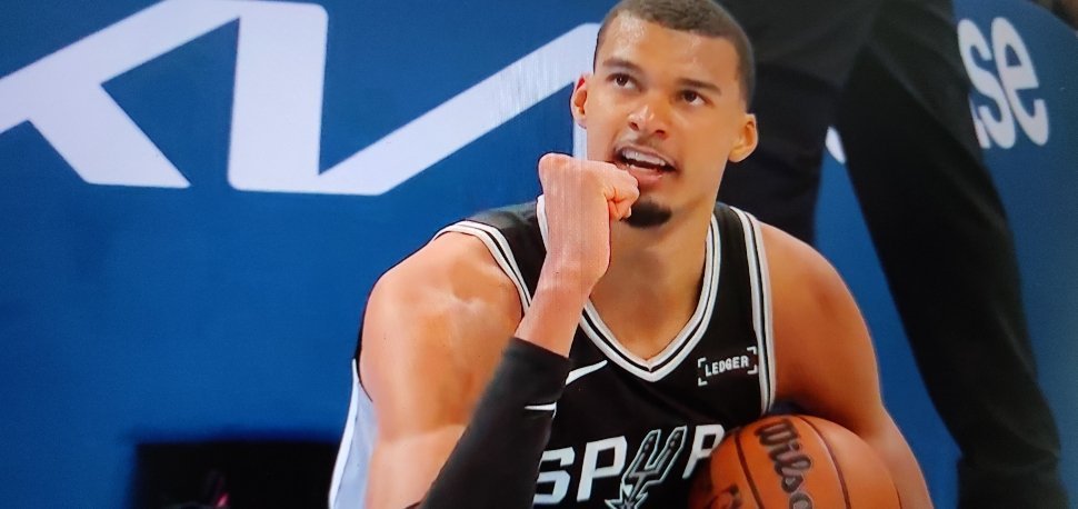 NBA西部决赛，马刺双加时客场122:115击败了雷霆，文班亚马打满48分钟，拿
