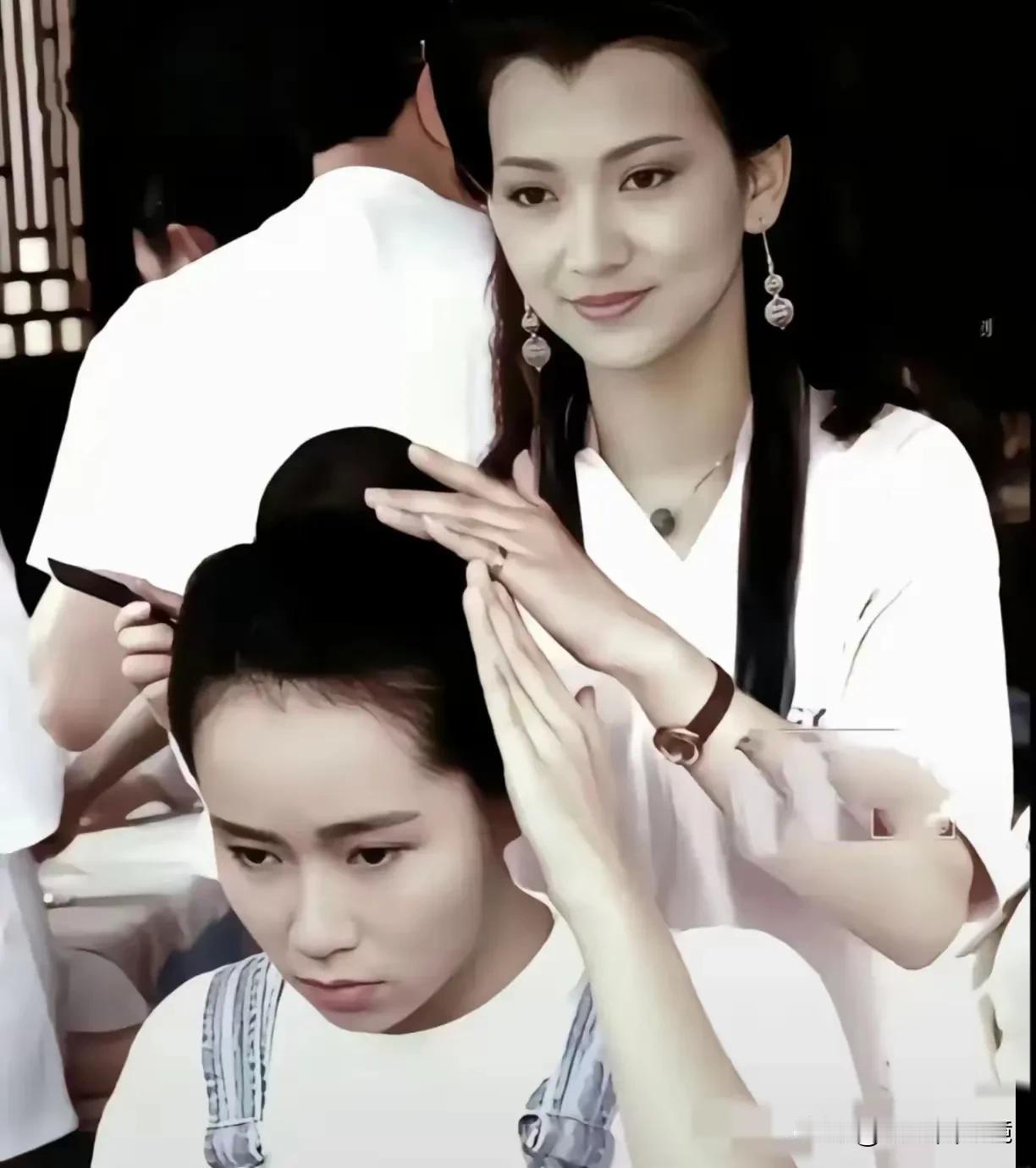 1992年，《新白娘子传奇》拍摄期间，白娘子扮演者赵雅芝帮助许仙的扮演者叶童梳头