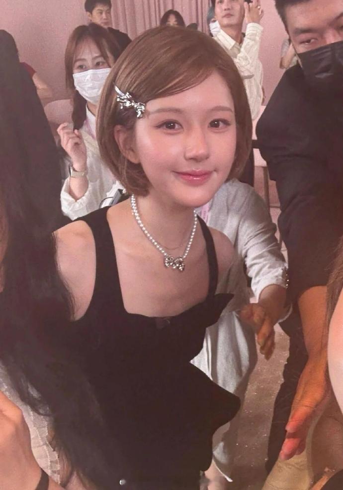老露这套妆造也挺适合她的 ​​​
