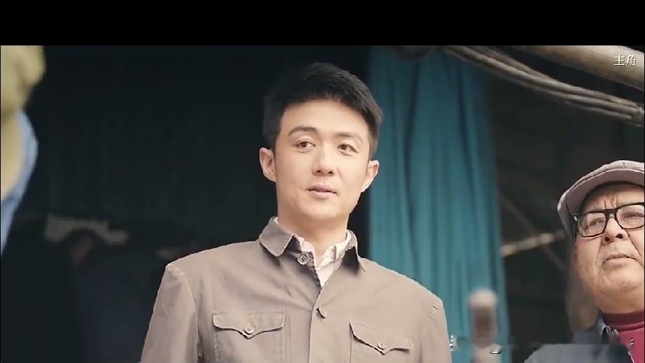 在《主角》里有一个情节，团长朱继儒对何大锤说:“有个事跟你商量一下，今晚演出我想