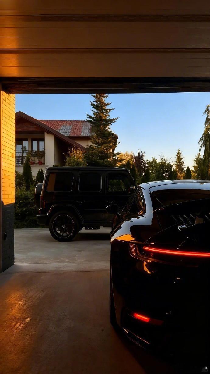 驰骋疆场，尽显风范。奔驰大G，定义非凡。立即体验，尊享你的专属壁纸！汽车分享豪车