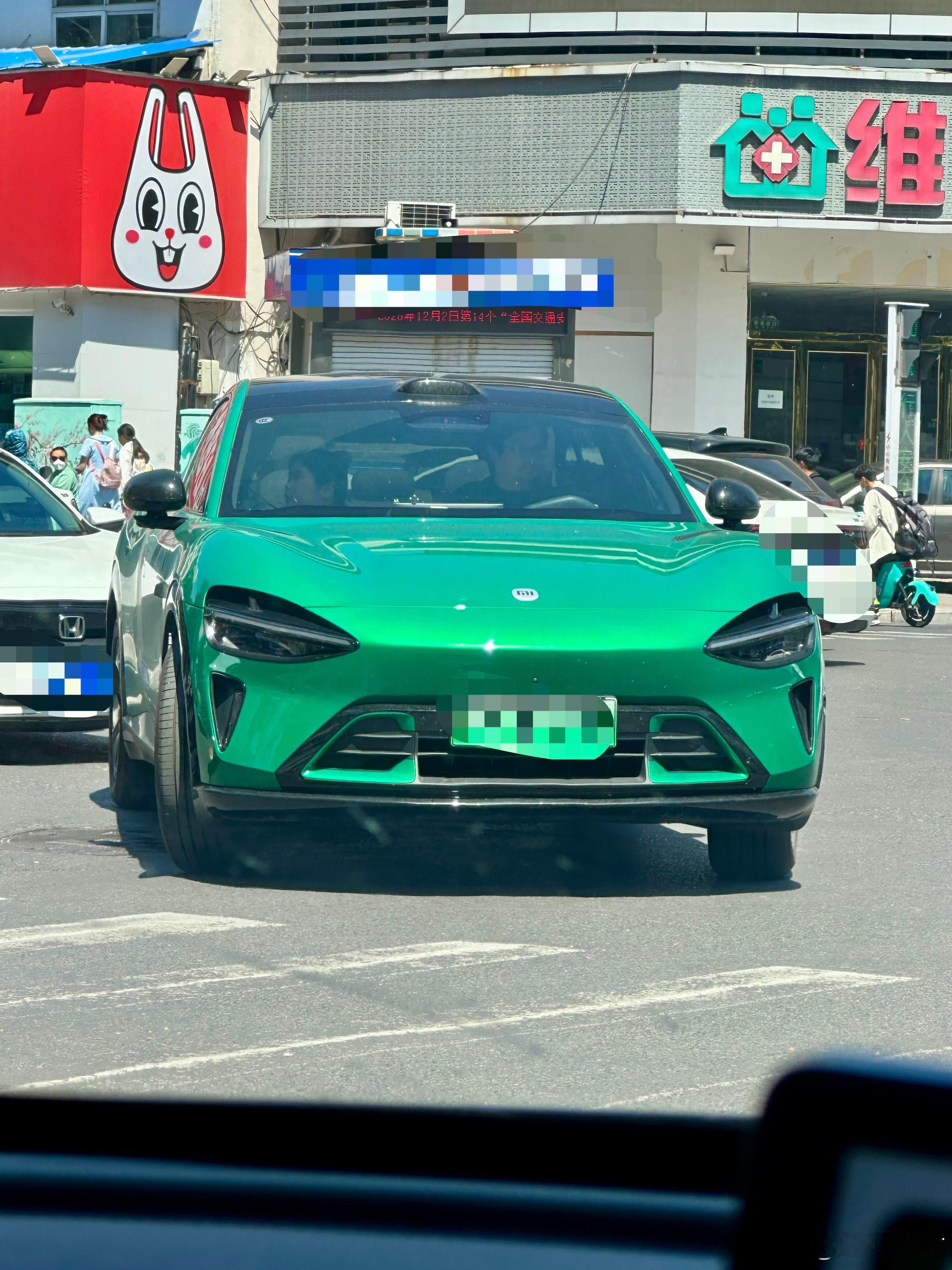 满街黑白灰色的车，出现一辆绿色小米YU7，真的很显眼