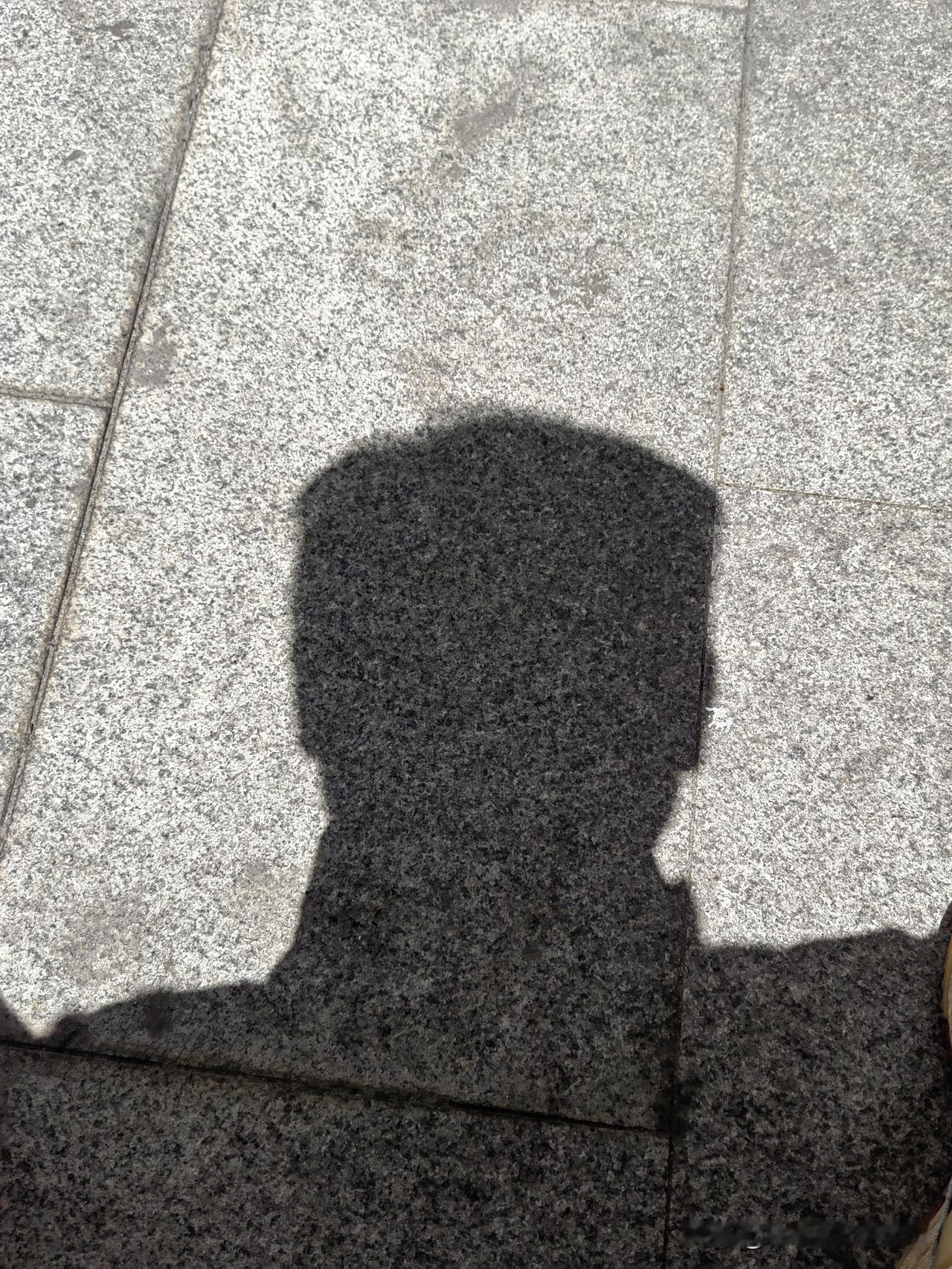 五一假期继续搬砖之中。午餐后趁大好太阳认真晒晒背，管他晒黑不晒黑。

毕竟多晒太