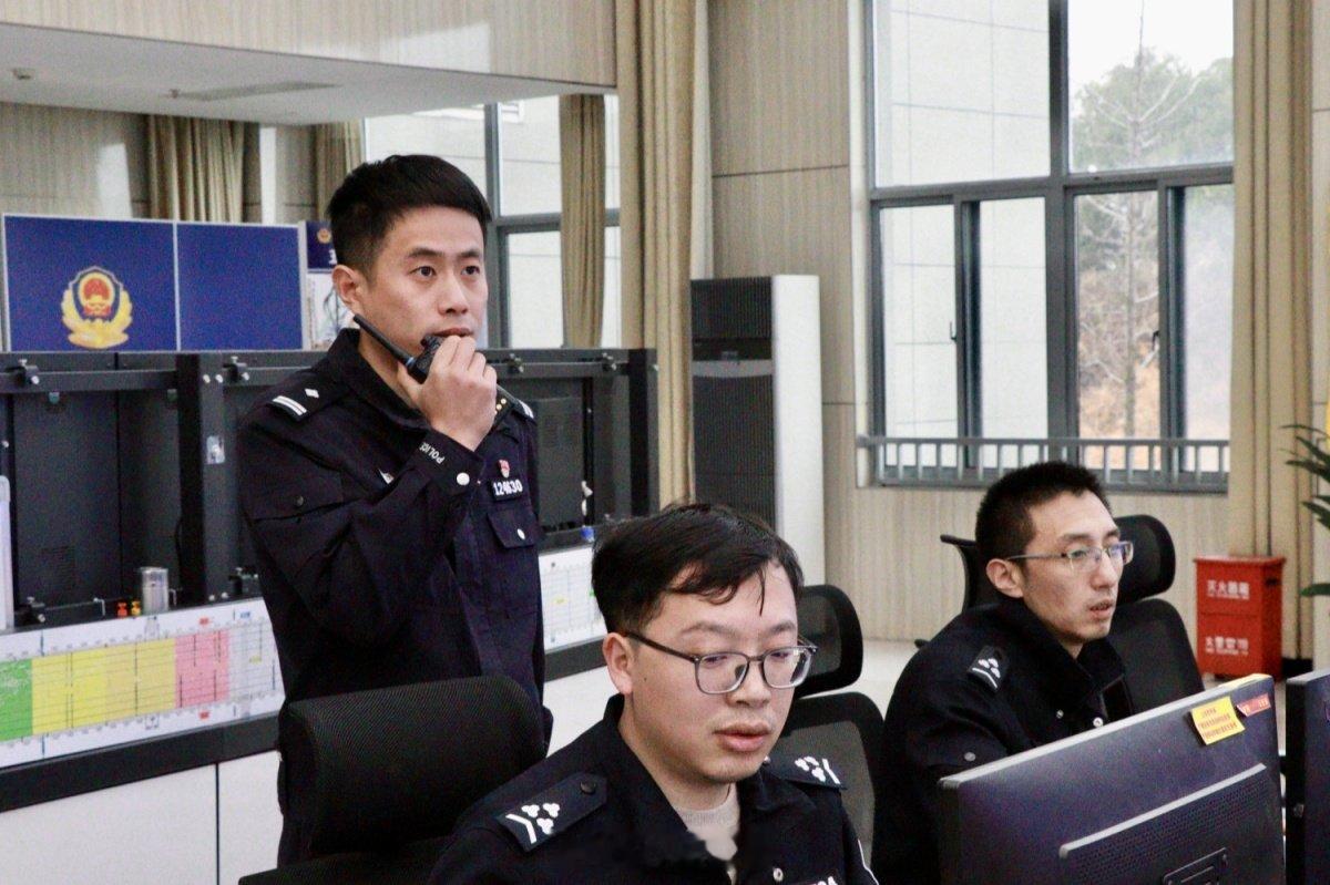 宁波交警沈策春运守护平安路 2026春运期间，宁波高速交警沈策坐镇情指中心，高效