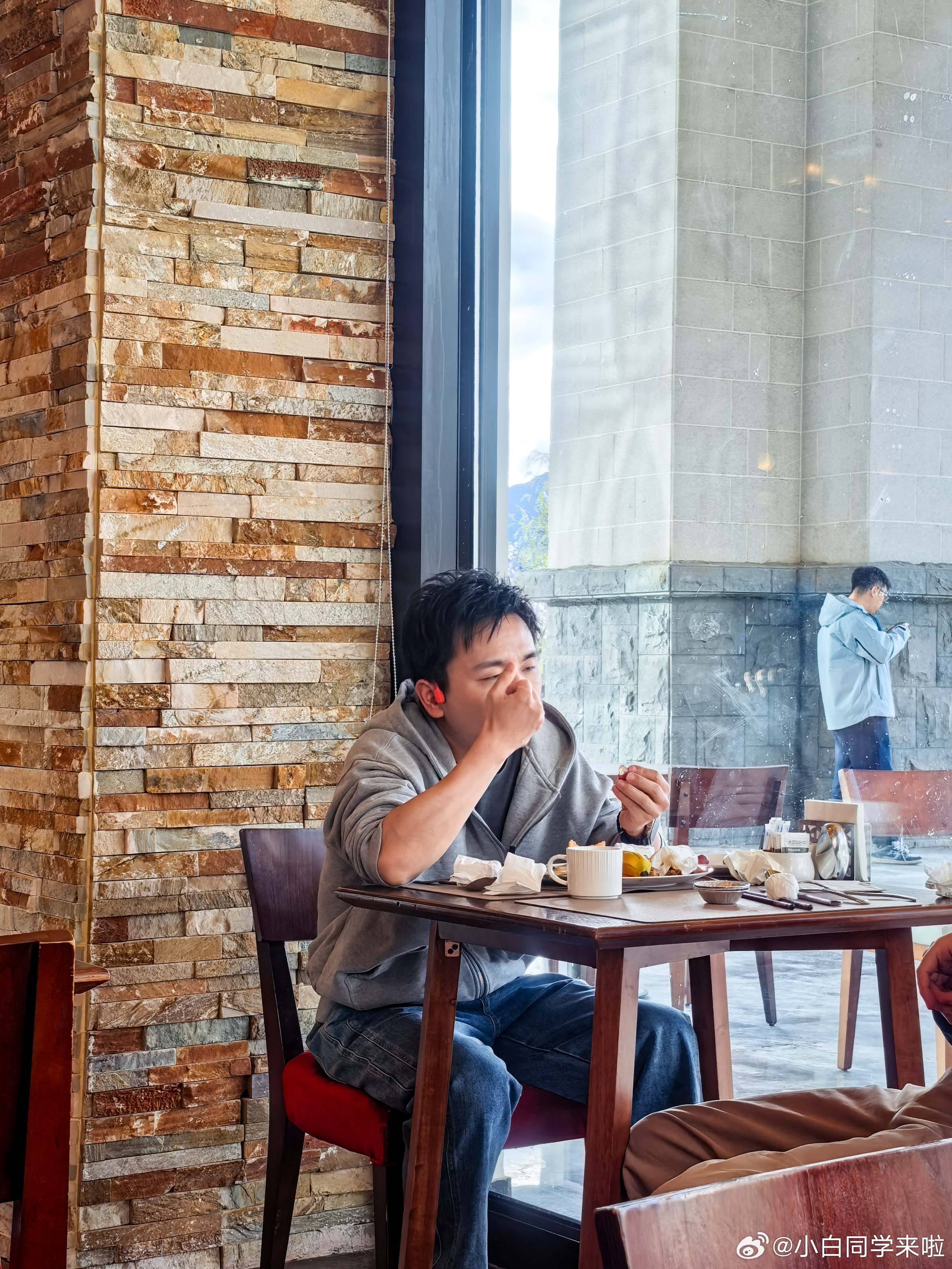 特叔这波瘦身太NB 了，坐我斜对面，我一直以为是哪位时尚少年。 