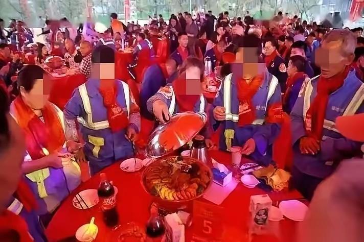 我真的看暖了！湖北天门这老板一句话，直接把打工人的年味儿拉满了——随口说句“把家